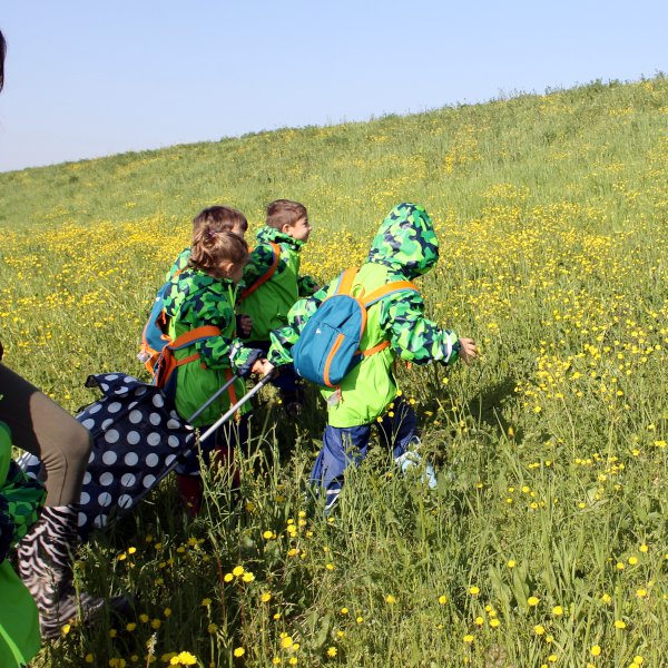 bambini che risalgono la collina